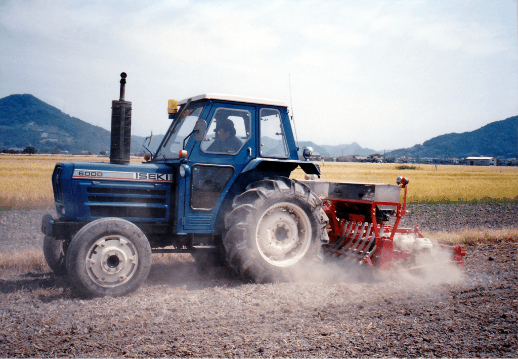 「乗用トラクター用肥料散布機」使用時の様子
